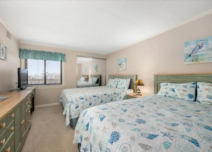 With Outdoor Pool And Balcony! *